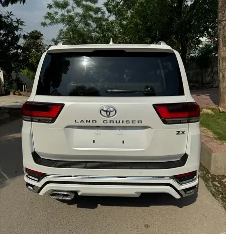 Brand New LandCruiser V8 only 14 Kilometers full