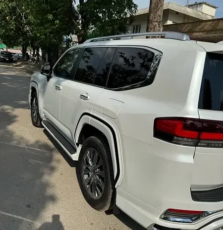 Brand New LandCruiser V8 only 14 Kilometers full