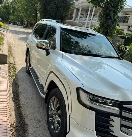 Brand New LandCruiser V8 only 14 Kilometers full