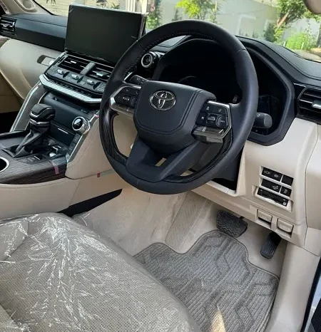 Brand New LandCruiser V8 only 14 Kilometers full