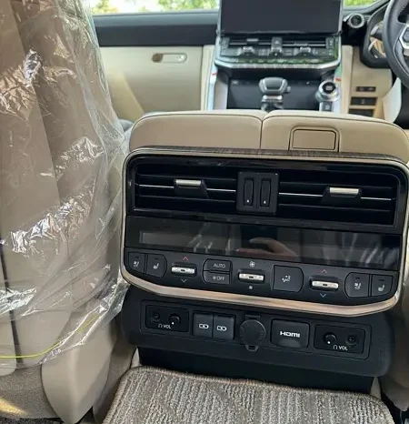 Brand New LandCruiser V8 only 14 Kilometers full