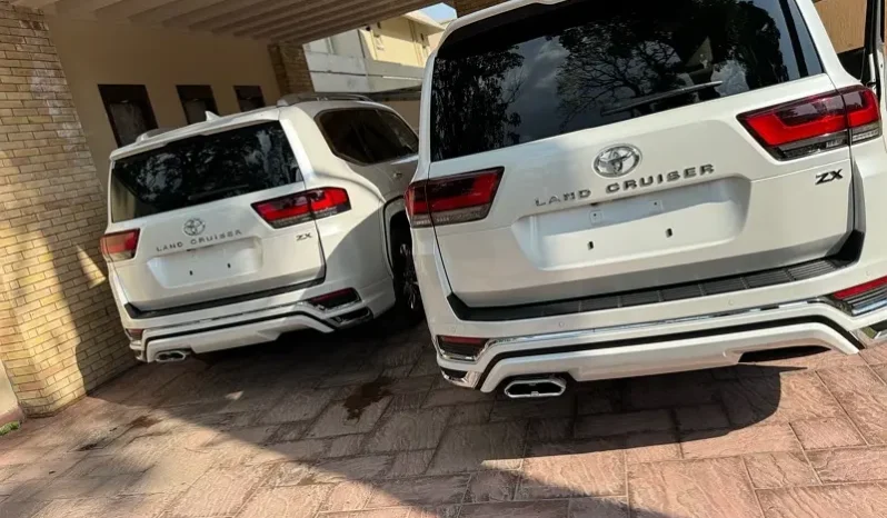 Brand New LandCruiser V8 only 14 Kilometers full